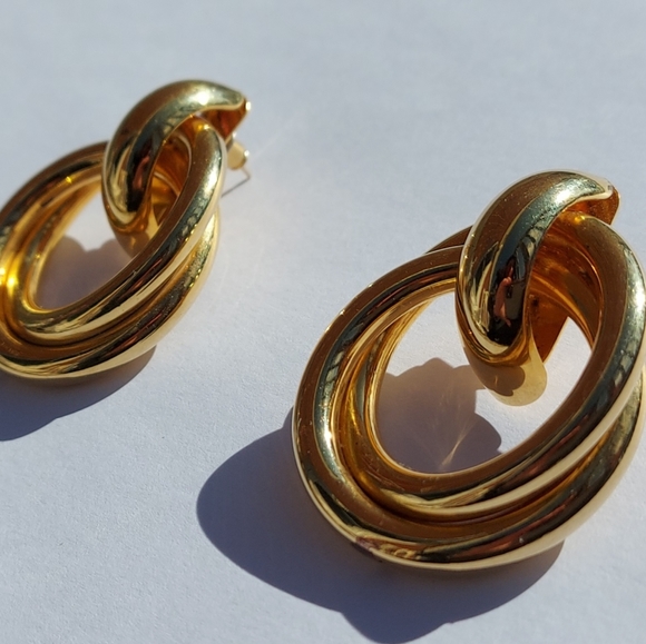 **SOLD** Vintage doorknocker hoop earrings - Picture 2 of 7
